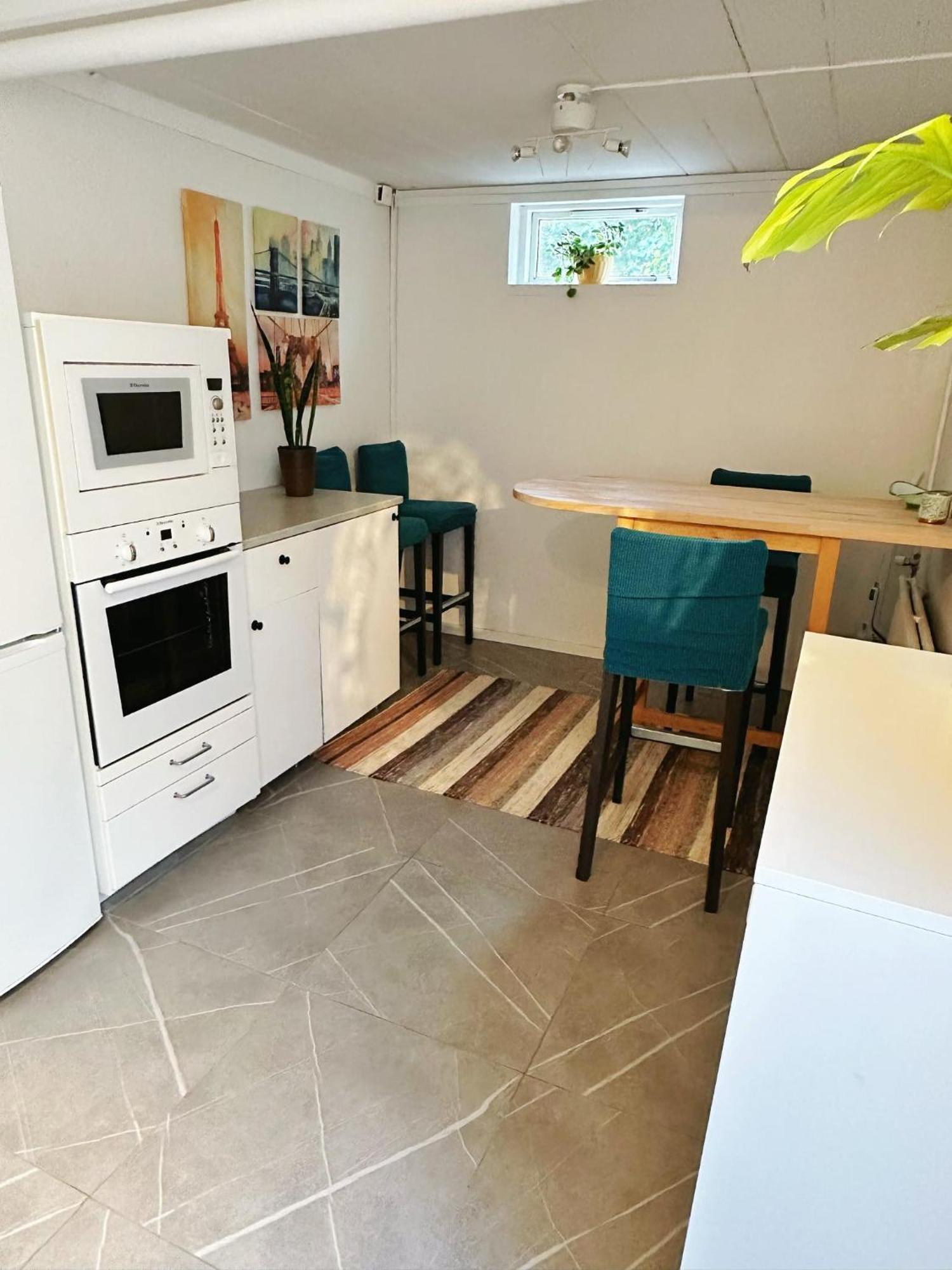 Sval Kaellarlaegenhet Pa Natur- Och Havsnaera Stensoe Apartment *