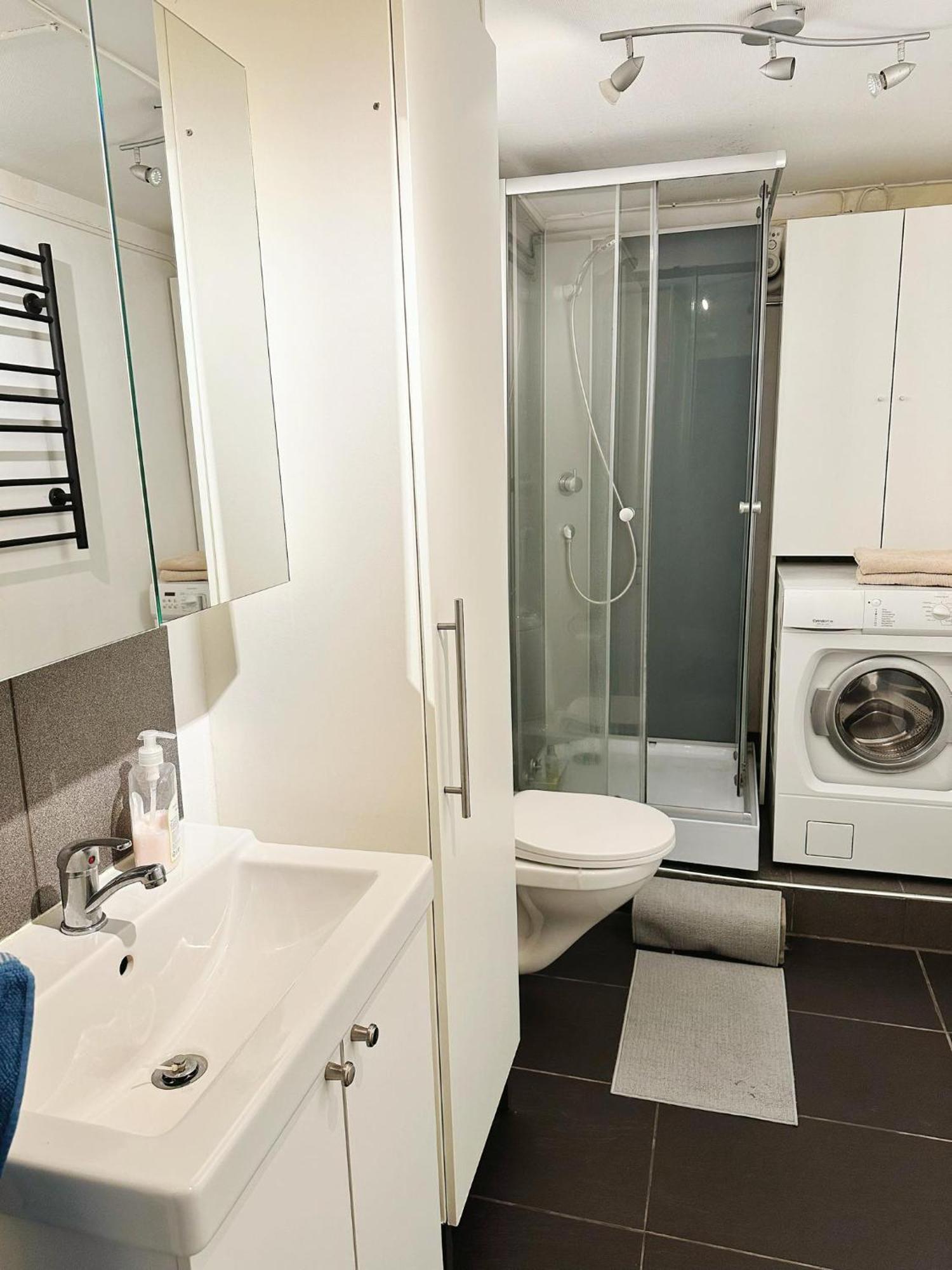 Sval Kaellarlaegenhet Pa Natur- Och Havsnaera Stensoe Apartment *